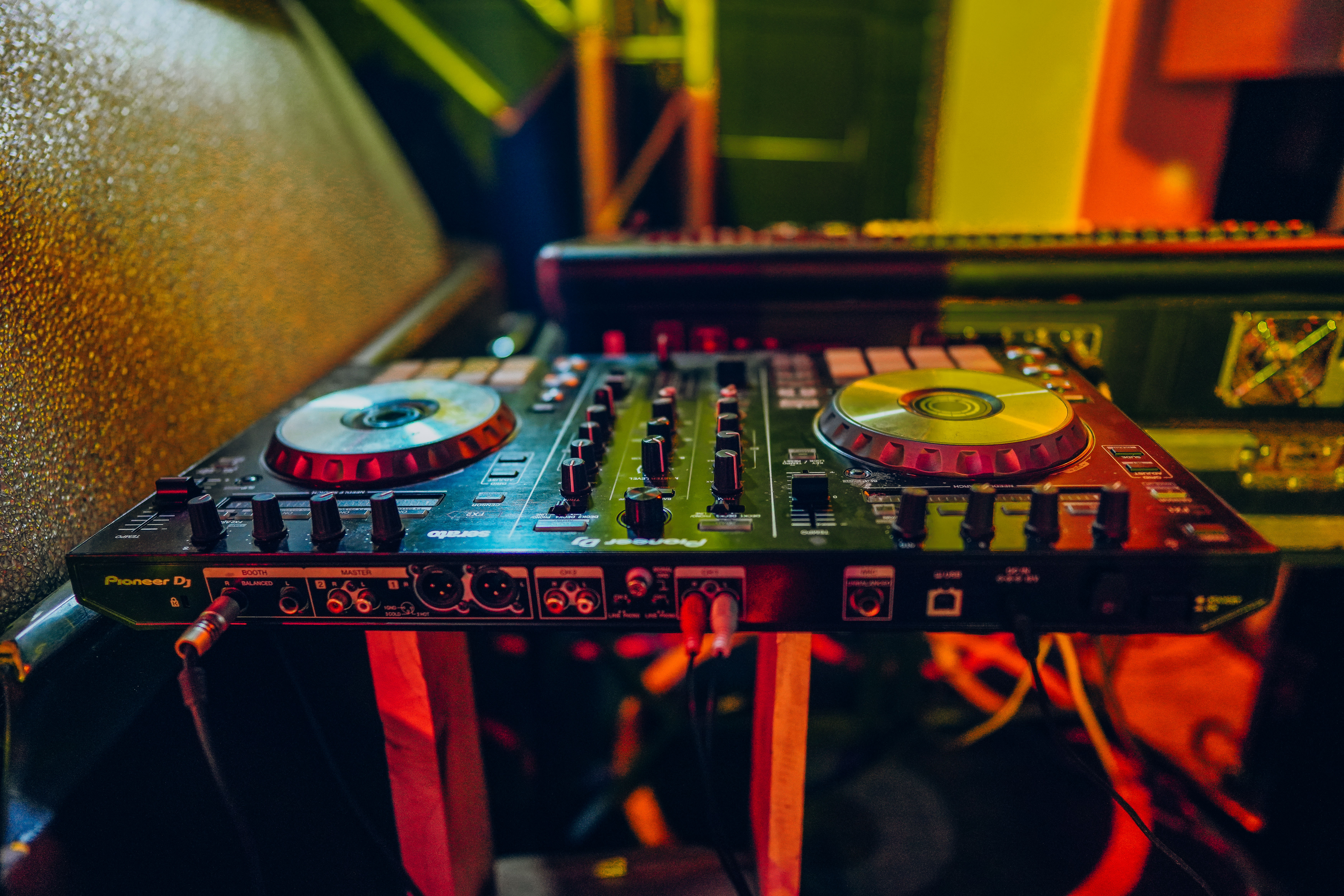 Camero 67 Club - Atmospheric lighting and ambiance